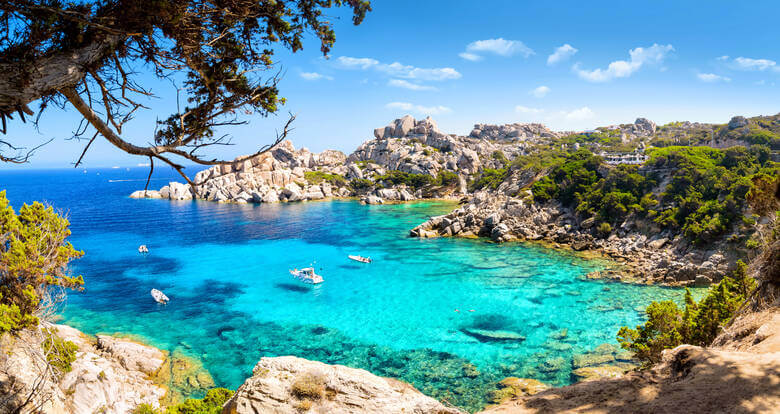 Boote in einer Bucht auf Sardinien