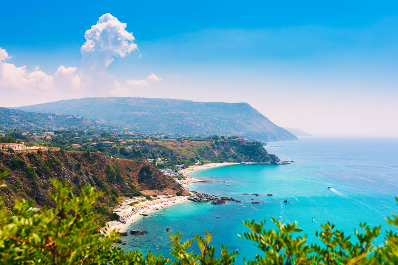 Strahlend blaues Wasser am Capo Vaticano, einem Strand in Italien