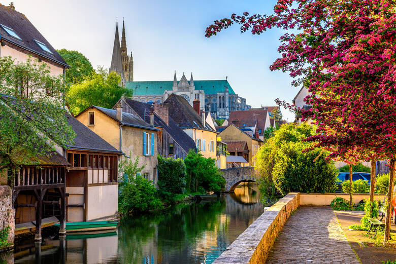 Kanäle und alte Häuser in der Kleinstadt Chartres in Frankreich