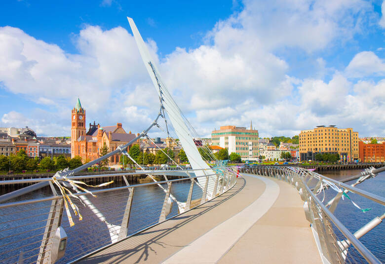 Brücke und Skyline in der Stadt Derry in Nordirland 