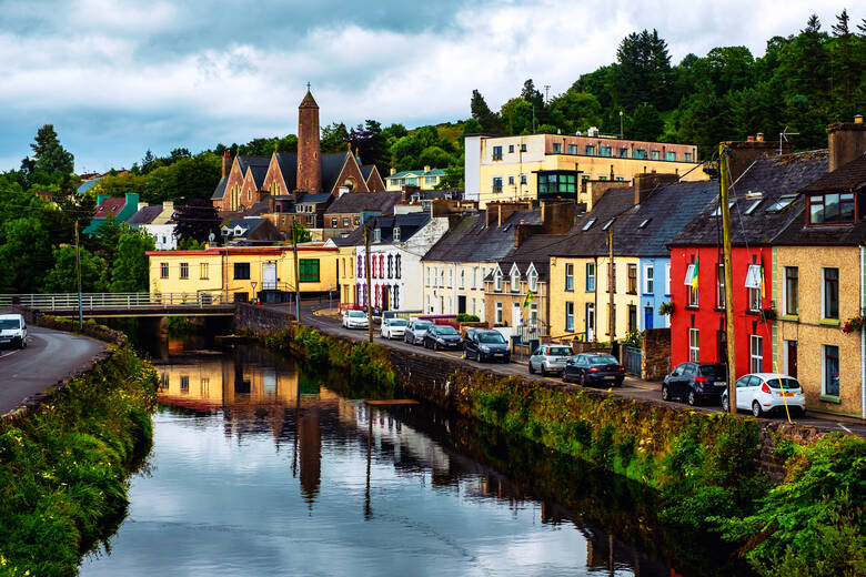 Bunte Häuser in der Stadt Donegal in Nordirland 