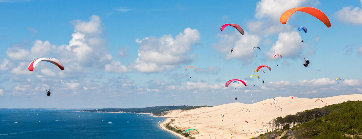 Paraglider über der Dune du Pilat an der Atlantikküste
