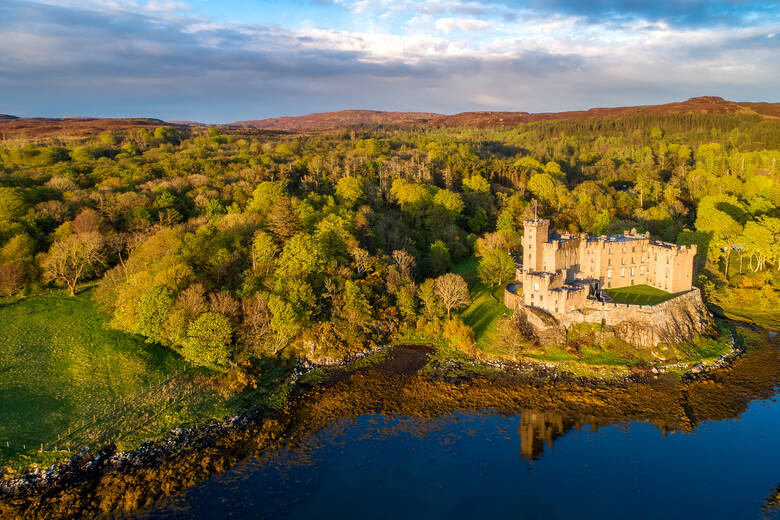 Sonnenuntergang über dem Dunvegan Castle in Schottland 