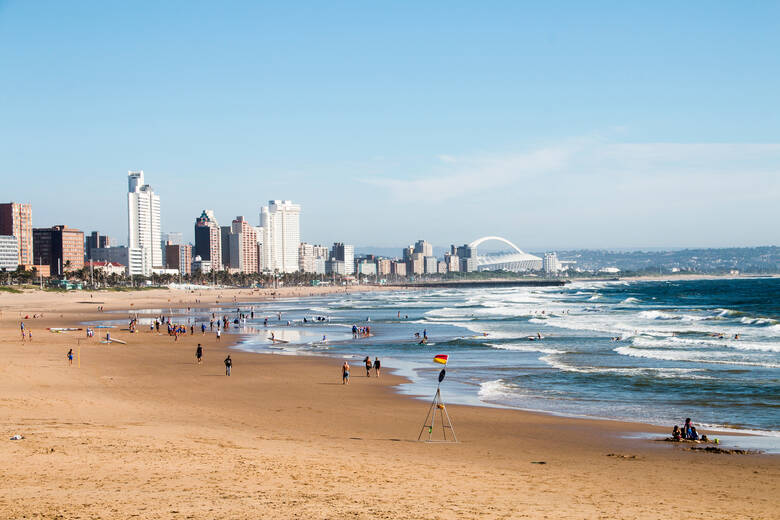 Strand mit Hotels in Durban in Südafrika