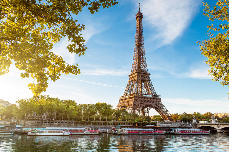 Blick auf den Eiffelturm im Herbst