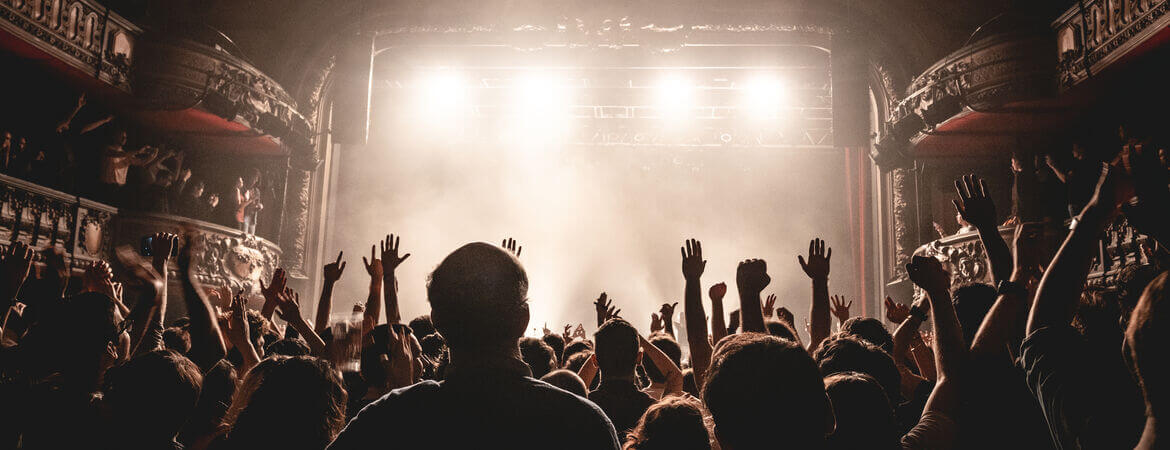 Menschen vor einer Bühne auf einem Konzert