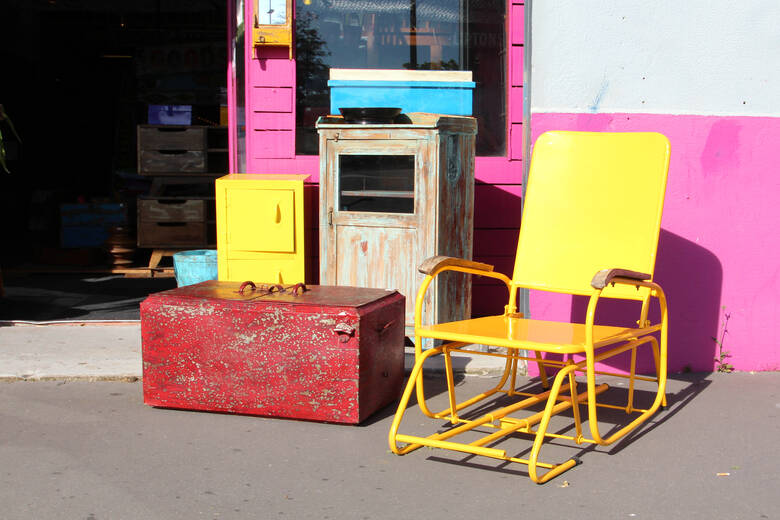 Bunte Möbel auf einem Flohmarkt in Frankreich