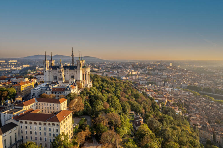 Sonnenaufgang über dem Fourvière-Hügel mit Notre Dame in Lyon