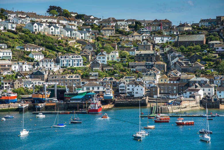 Boote und Häuser an der Küste von Fowey in Cornwall