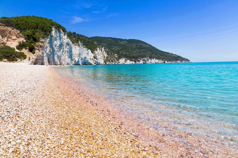 Weiße Klippen an einem Strand auf der Gargano-Halbinsel