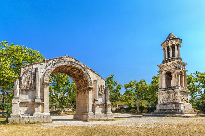 Überreste der alten römischen Stadt Glanum in Frankreich