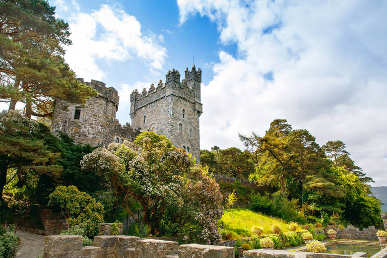 Glenveagh Castle im Grünen in Nordirland 