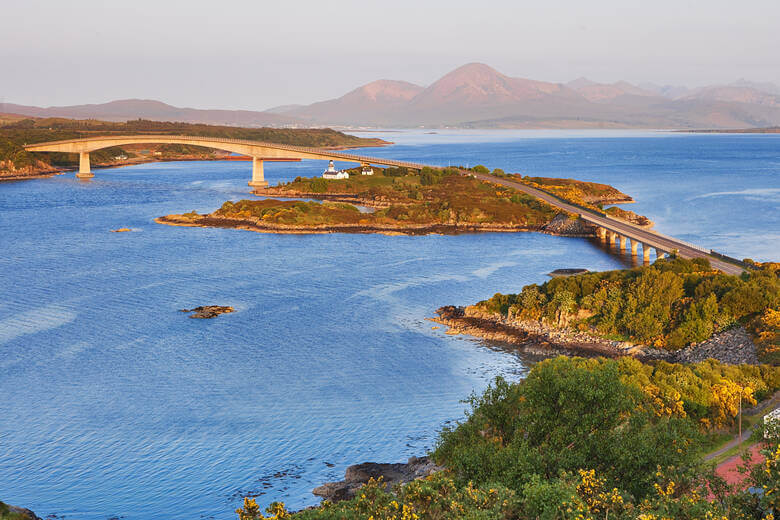 Brücke, die vom Festland auf die schottische Isle of Skye führt