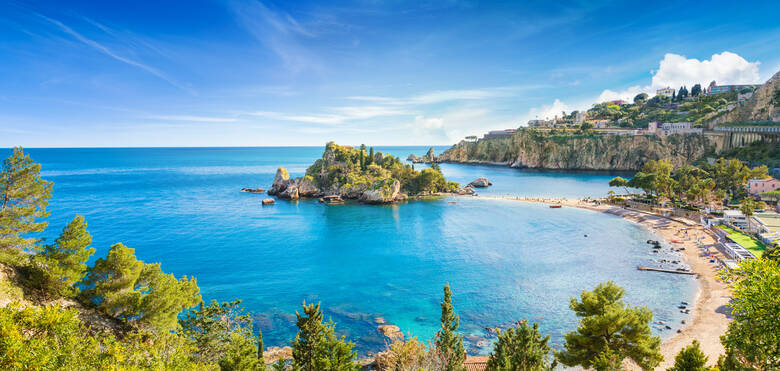 Kleine Insel im Meer vor der sizilianischen Stadt Taormina