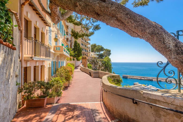 Promenade am Meer entlang im Fürstentum Monaco