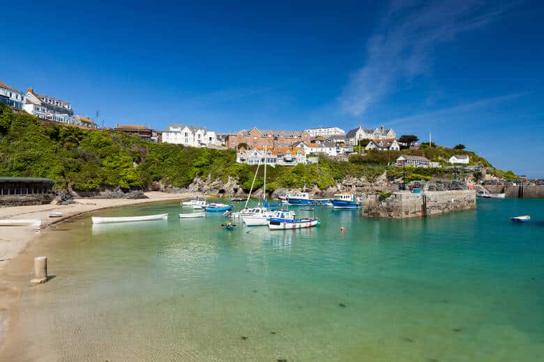 Boote an einem Strand in Cornwall