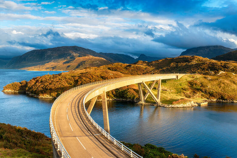 Die Kylesku Bridge führt in den nördlichen Teil der schottischen Highlands