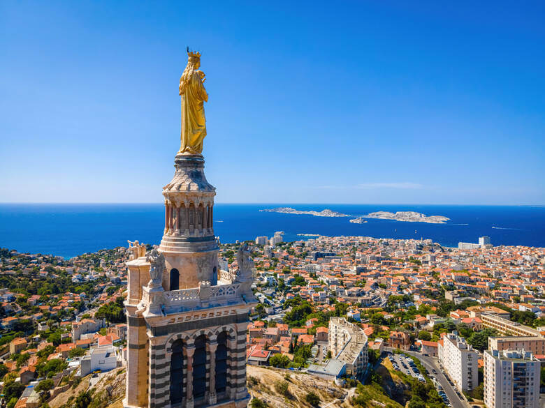 Blick von der Basilique Notre-Dame-de-la-Garde in Marseille auf die Stadt