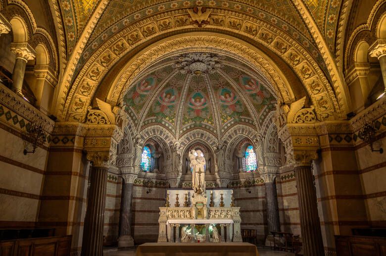 Das Innere der Notre Dame de Fourvière in Lyon