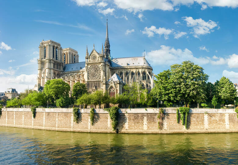 Blick auf Notre Dame an der Seine in Paris