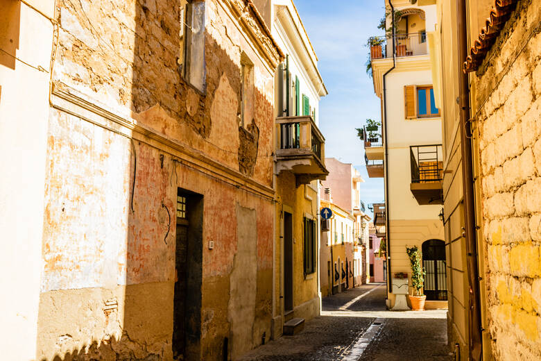 Altstadtgasse in der sardischen Stadt Olbia