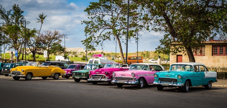 Bunte Oldtimer auf Kuba in Havanna