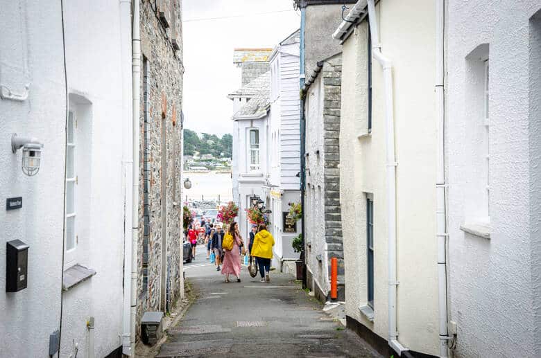 Kleine Gasse im Städtchen Padstow in Cornwall