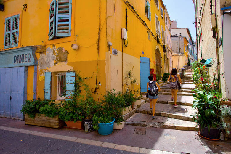 Treppen und kleine Gassen im Panier-Viertel in Marseille