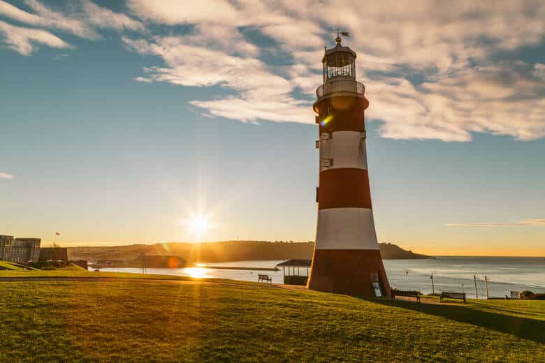 Sonnenuntergang hinter einem Leuchtturm in Cornwall