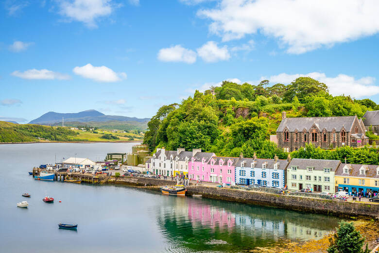 Bunte Häuser und Boote am Hafen von Portree in Schottland