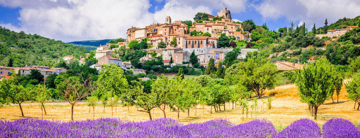 Dorf und Lavendelfelder beim Roadtrip in der Provence