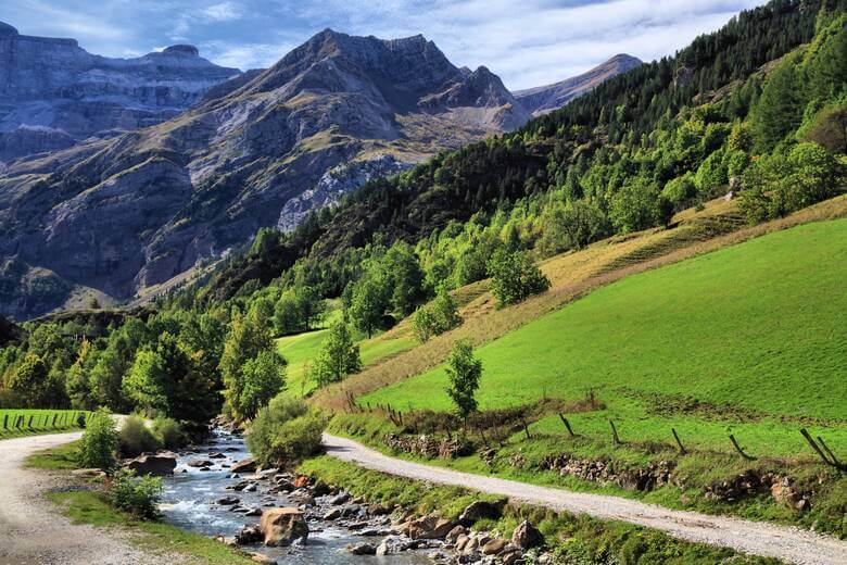 Fluss schlängelt sich durch die Berglandschaft der Pyrenäen
