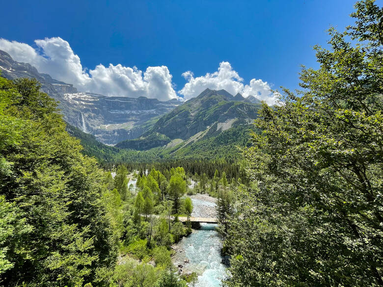 Ein Fluss schlängelt sich durch die Pyrenäen