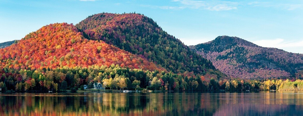 Herbstlandschaft in Kanada mit Bergen und See