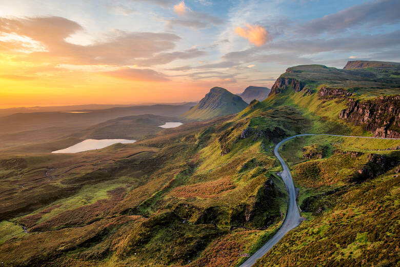 Sonnenuntergang über den Bergen von Quiraing in Schottland