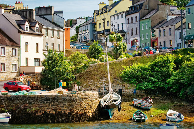 Boote im Fischerort Roundstones in Irland 