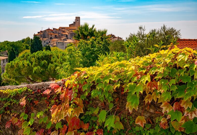 Der Blick auf die Stadtmauern von Saint-Paul-de-Vence