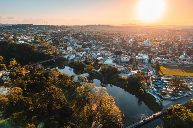 Blick auf die Stadt San Ignacio in Belize bei Sonnenuntergang