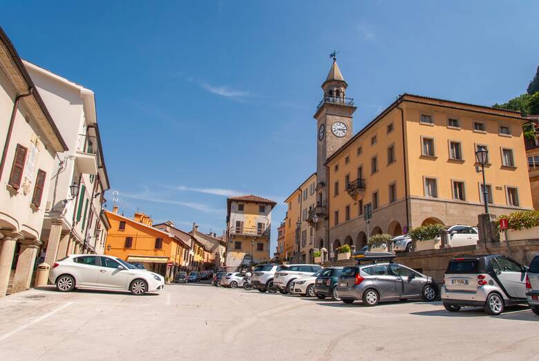 Autos auf einem Platz in San Marino