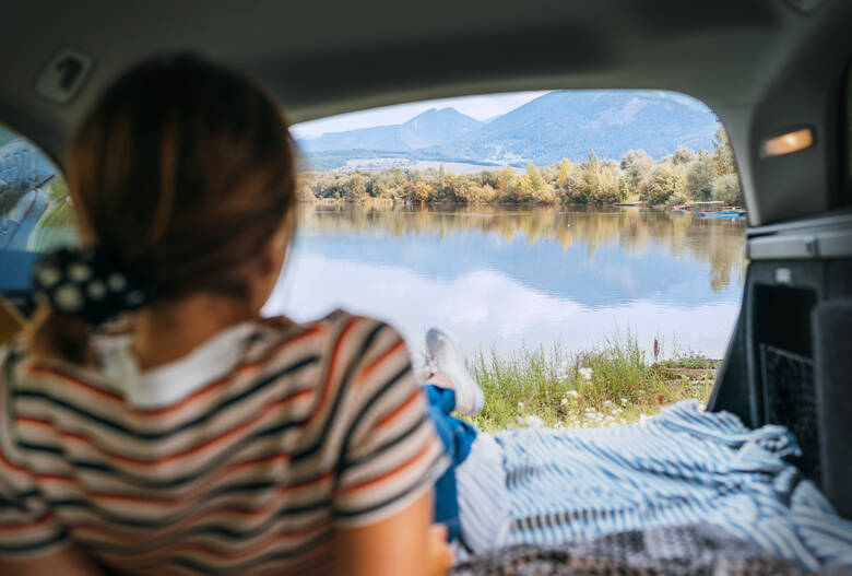 Schlafen im Auto mit Seeblick