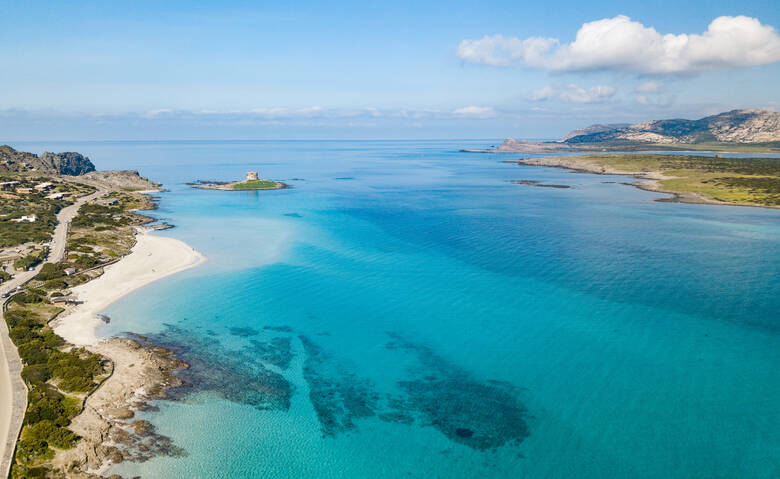 Strahlend blaues Wasser an einem Strand auf Sardinien