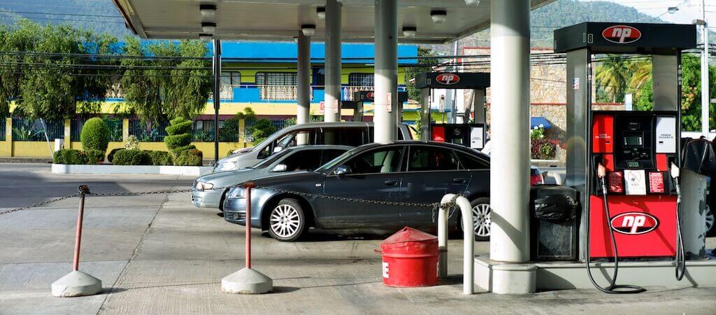 Auftanken mit Kraftstoff befüllen Auto Fahrzeug an der Tankstelle