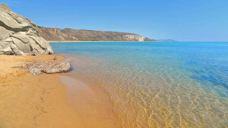 Blaues Wasser am Sandstrand auf Sizilien