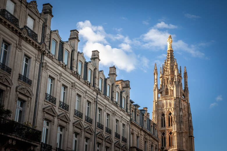 Altbauten und Kirchturm in Bordeaux