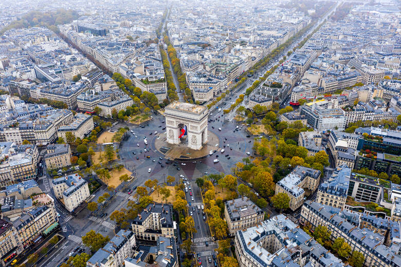 Blick von oben auf den Triumphbogen in Paris