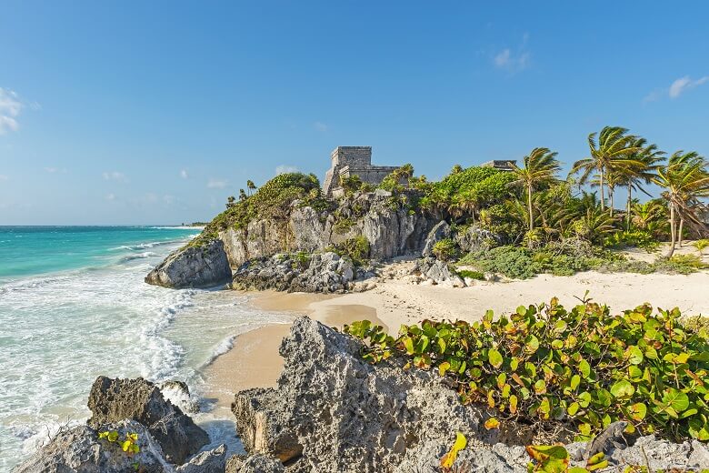 Karibikstrand mit Maya-Ruine in Tulum auf der mexikanischen Yucatán-Halbinsel