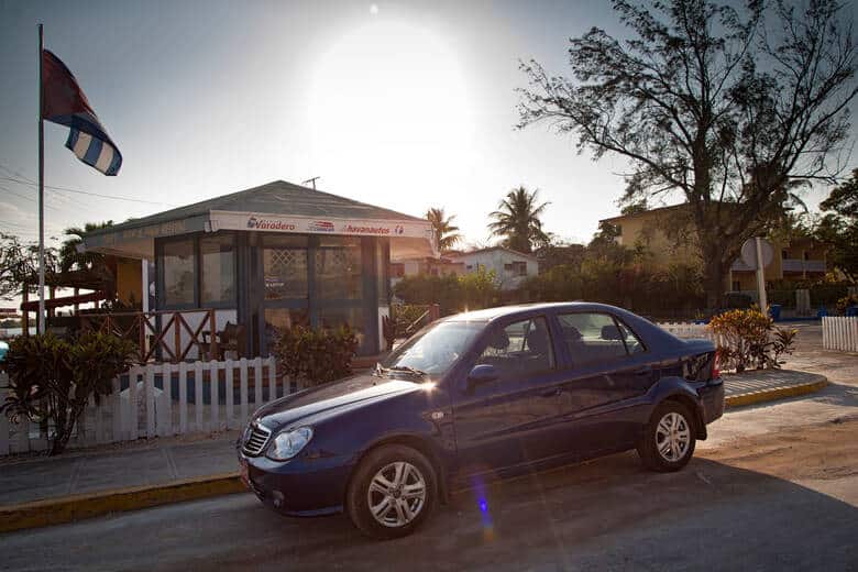 Mietwagen an der Anholstation auf Kuba