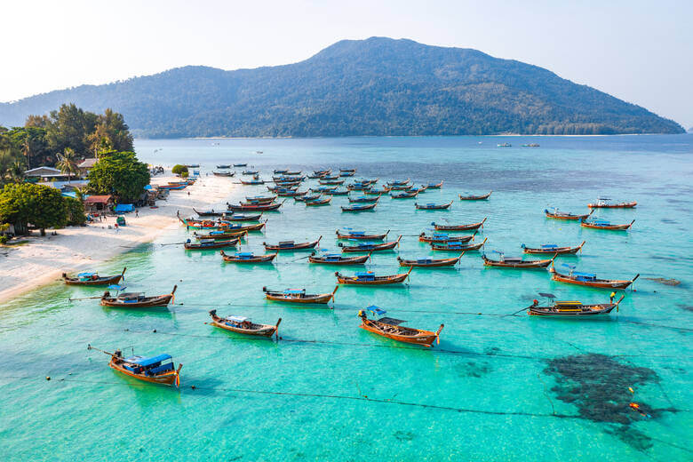 Boote liegen auf dem Wasser am Sunshine Beach in Thailand 