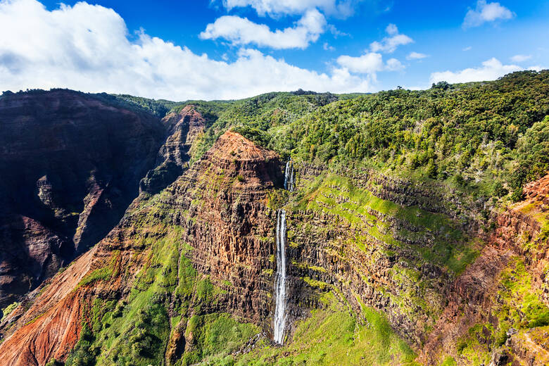 Der berühmte Wasserfall aus Jurassic Park auf Hawaii