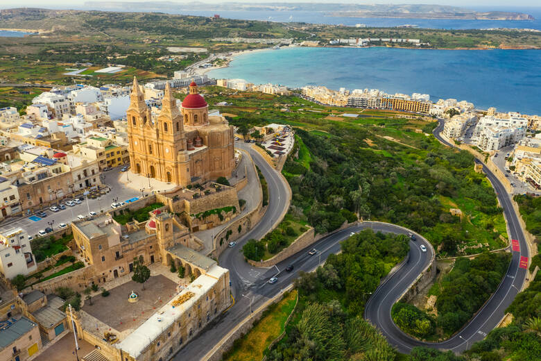 Blick auf die Stadt Mellieha auf Malta mit der prägnanten Kirche 